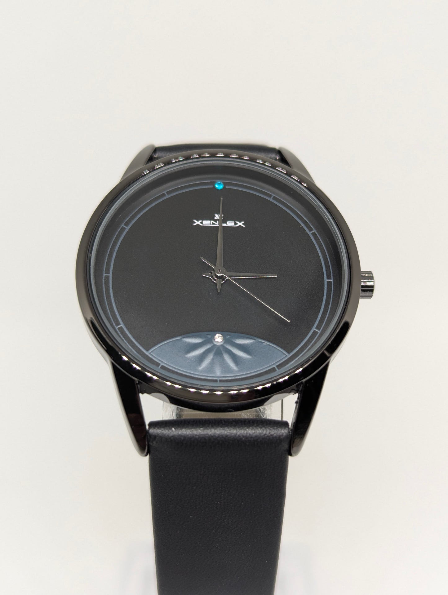 Minimalist Black Dial Xenlex Wristwatch – Timeless Elegance in Motion